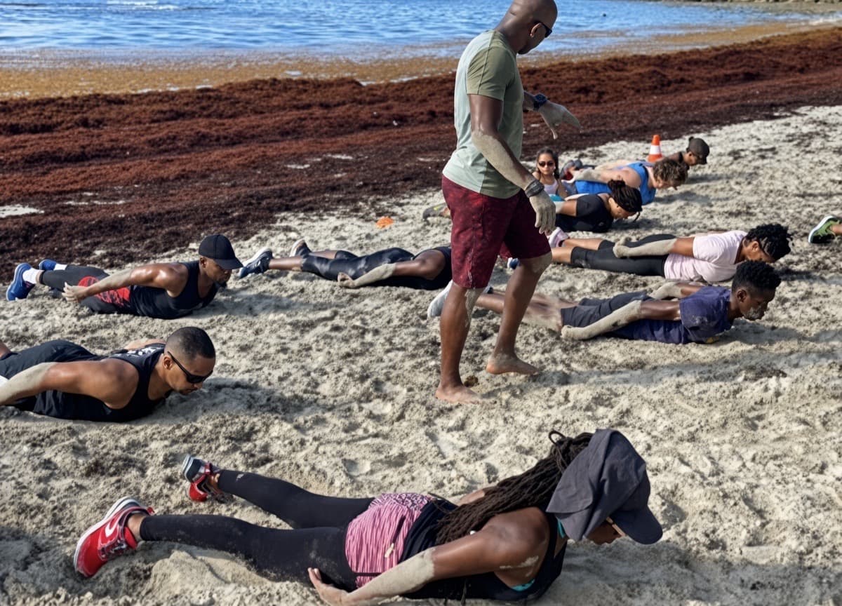 Laurent LABECA encadrant un entraînement collectif sur la plage