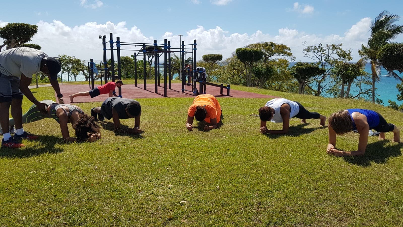 Circuit training collectif dans un parc face à la mer