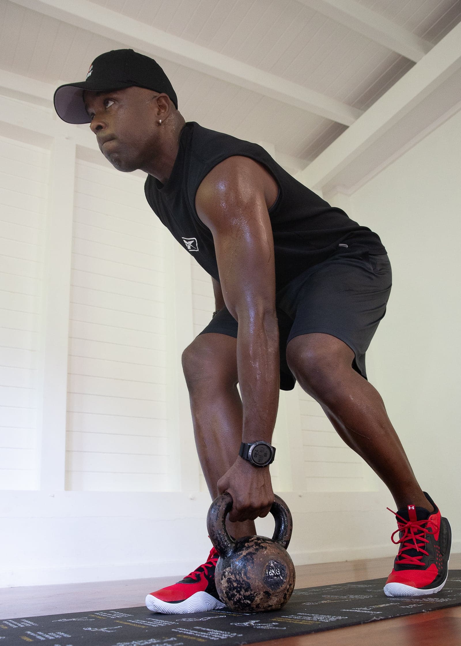 Laurent LABECA en position de soulevé de terre avec une kettlebell
