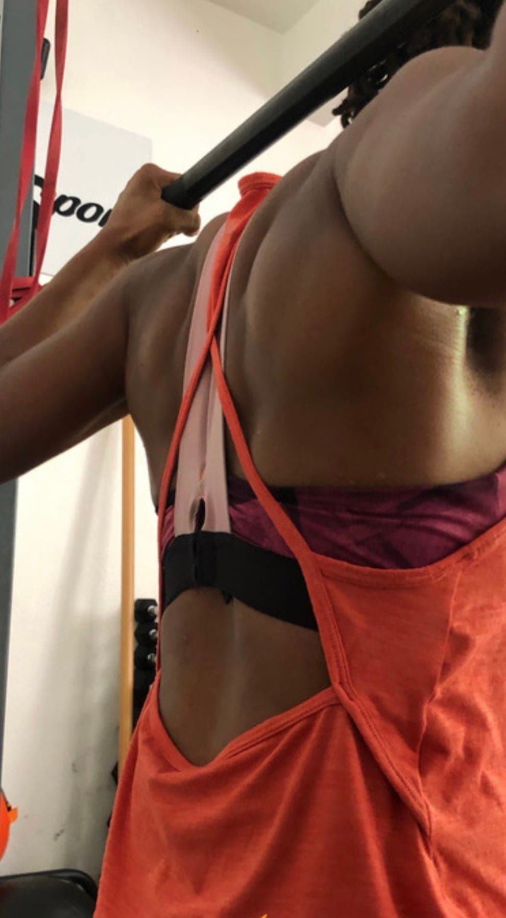 Traction à la barre avec élastique d’assistance