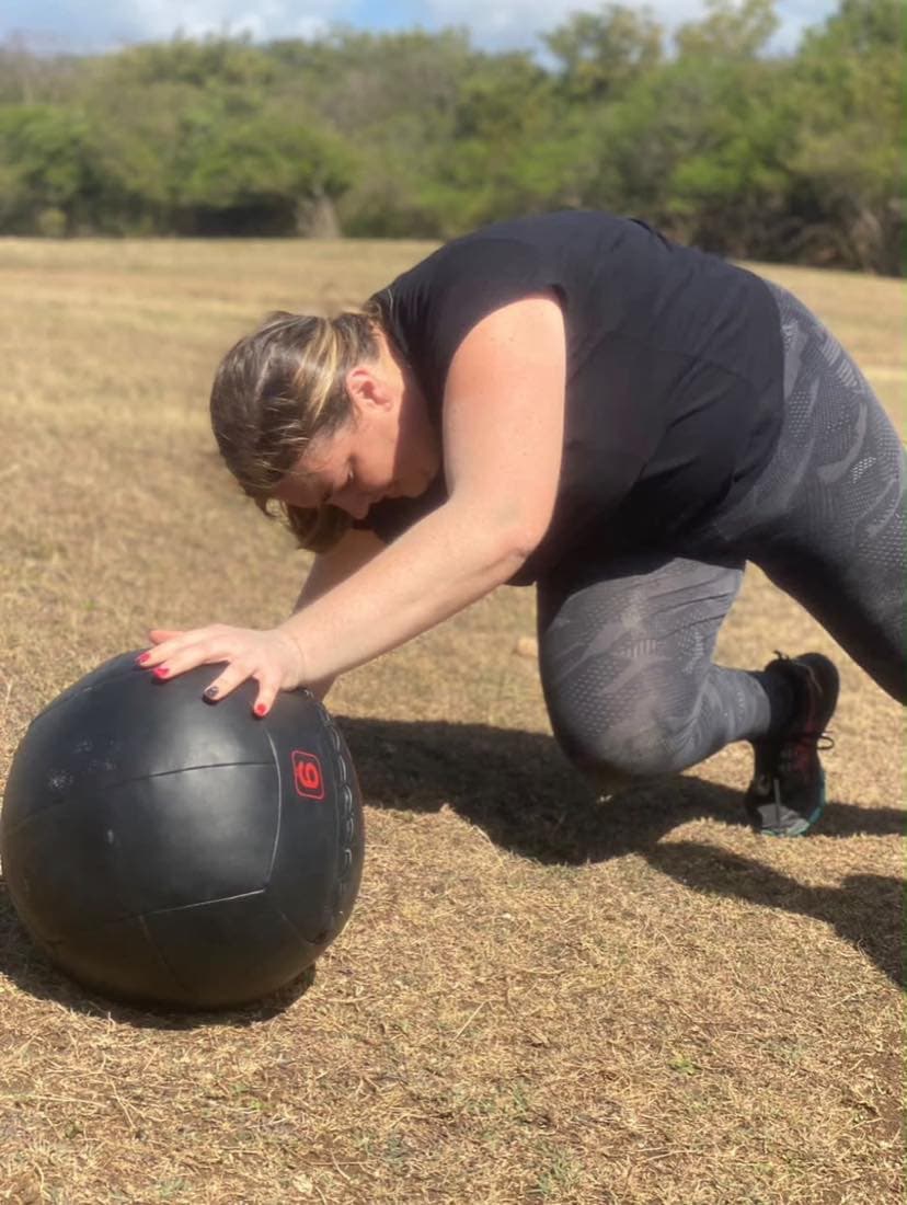 Gainage appuyé sur un medicine ball, en extérieur sur l’herbe
