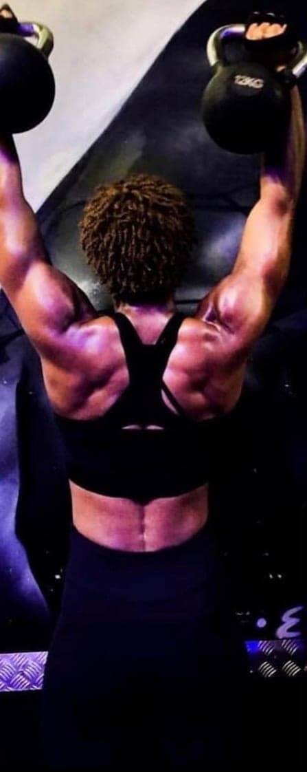 Développé de deux kettlebells au-dessus de la tête, en salle