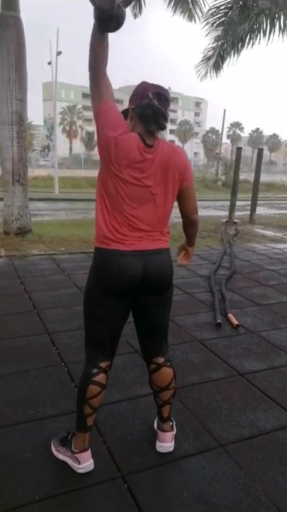 Travail en extérieur avec une kettlebell, bras tendu au-dessus de la tête