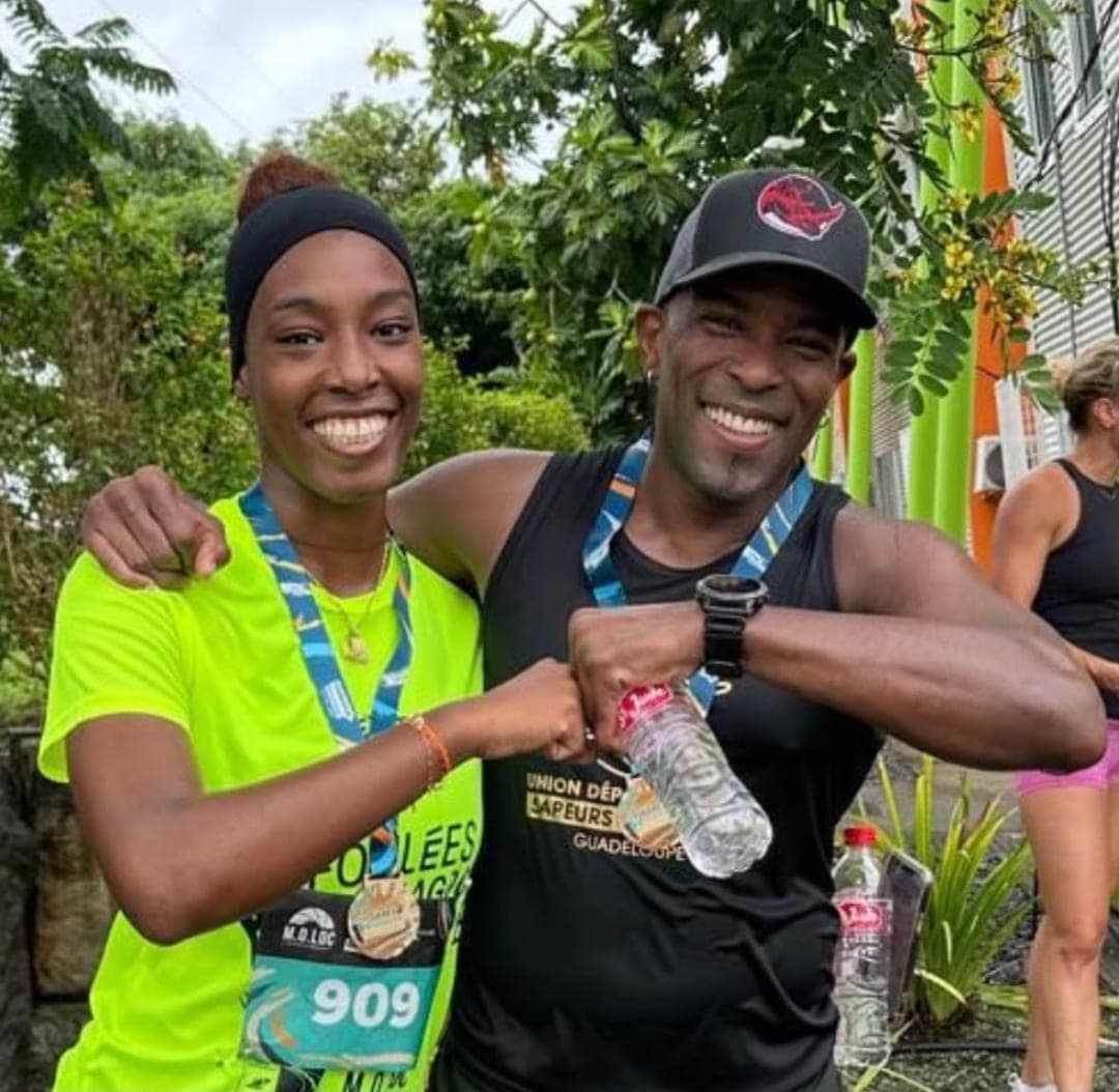 Médaille autour du cou à l’arrivée de la course, aux côtés de Laurent LABECA