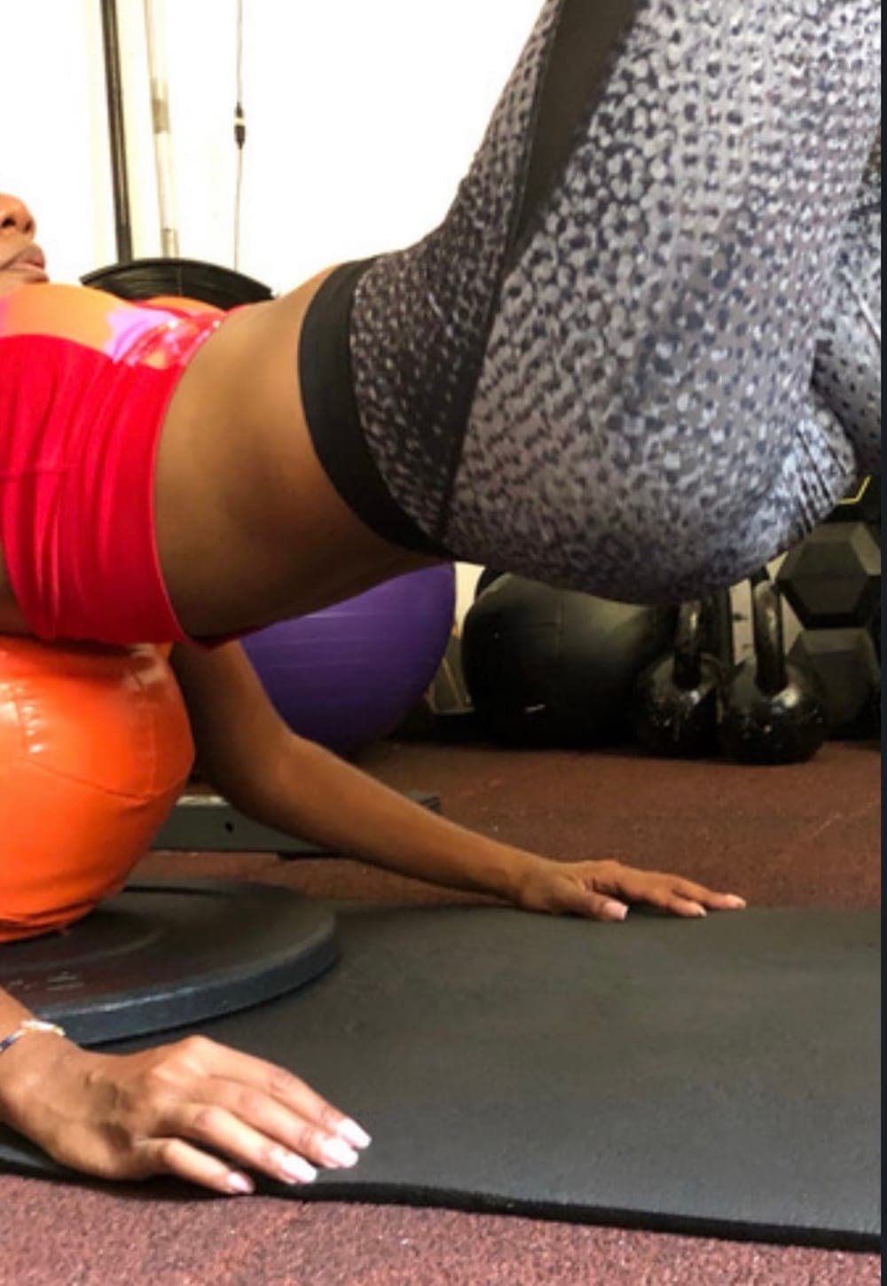 Gainage en salle, appuis au sol et jambes posées sur un ballon