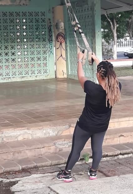 Séance en sangles de suspension sous un kiosque, en extérieur