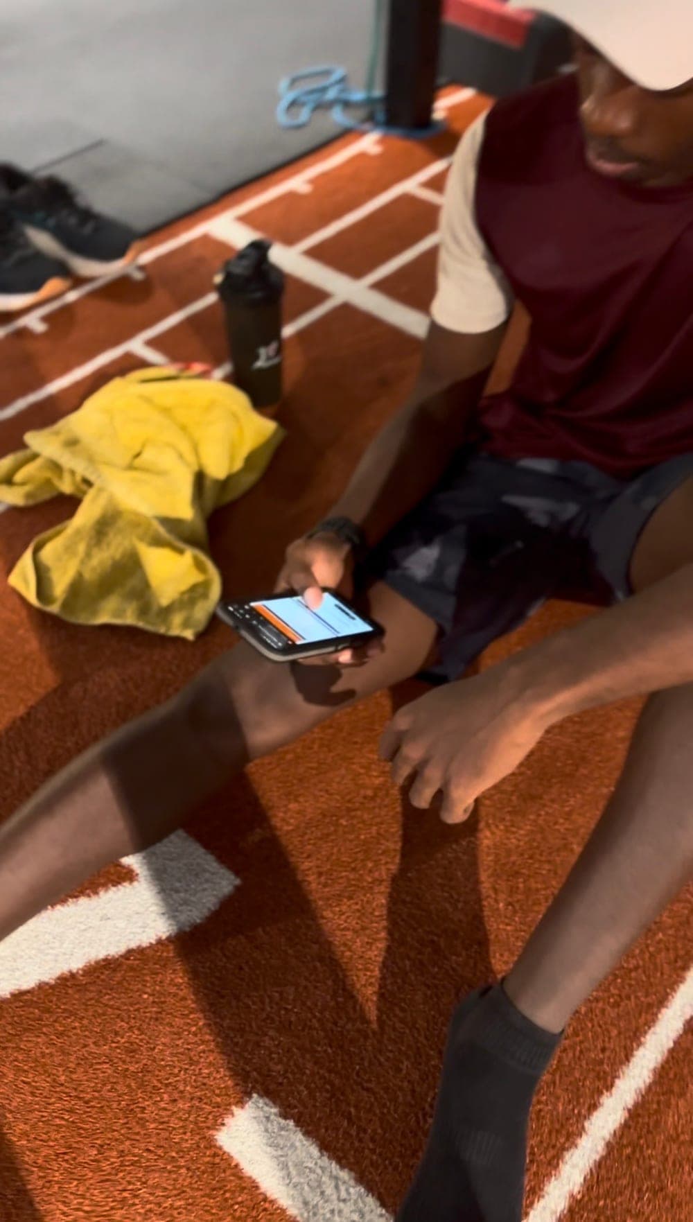 Pause sur la piste d’entraînement, relevé de la séance sur le téléphone