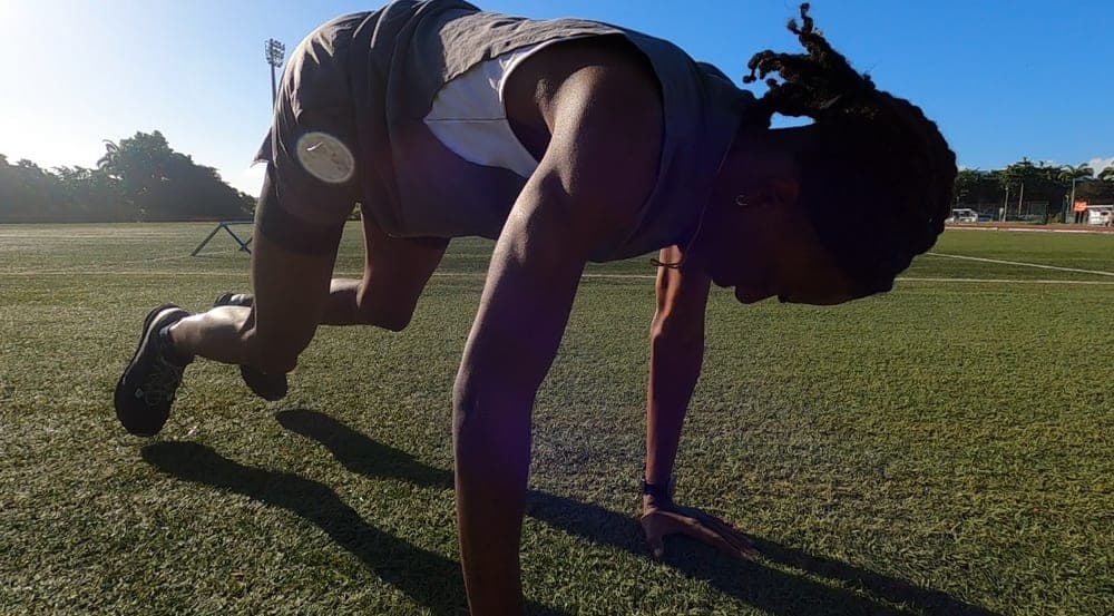 Montées de genoux en appui au sol, sur un terrain d’athlétisme