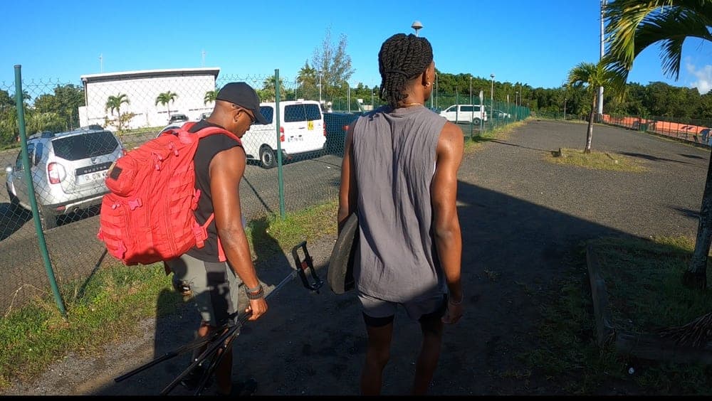 Fin de séance, matériel à la main, en route vers le stade