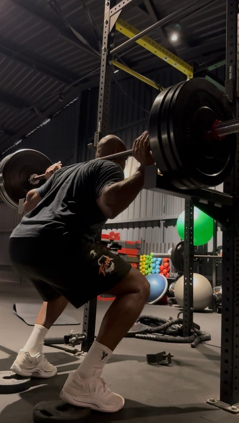 Squat à la barre chargée dans une salle d’entraînement