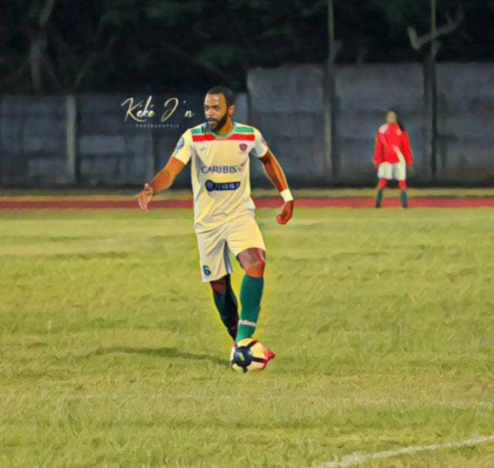 En match de football, balle au pied, sur le terrain