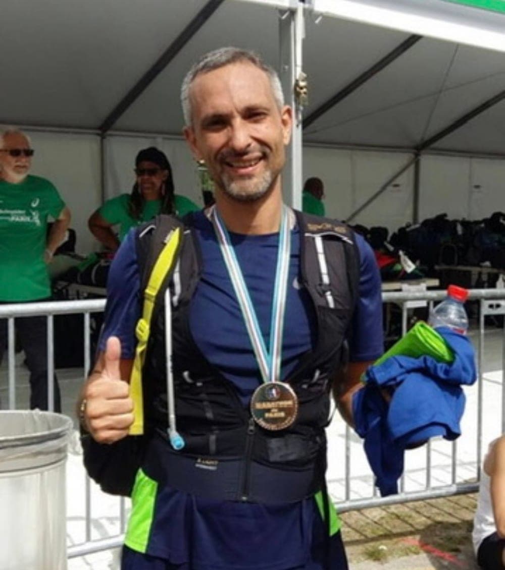 À l’arrivée du marathon de Paris, médaille autour du cou