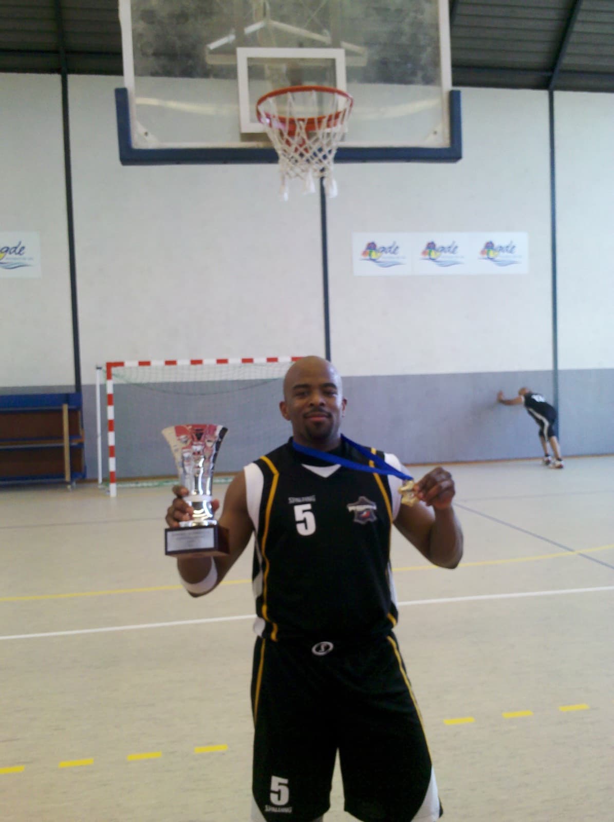 Laurent LABECA avec son trophée et sa médaille de champion de France FSPN de basket
