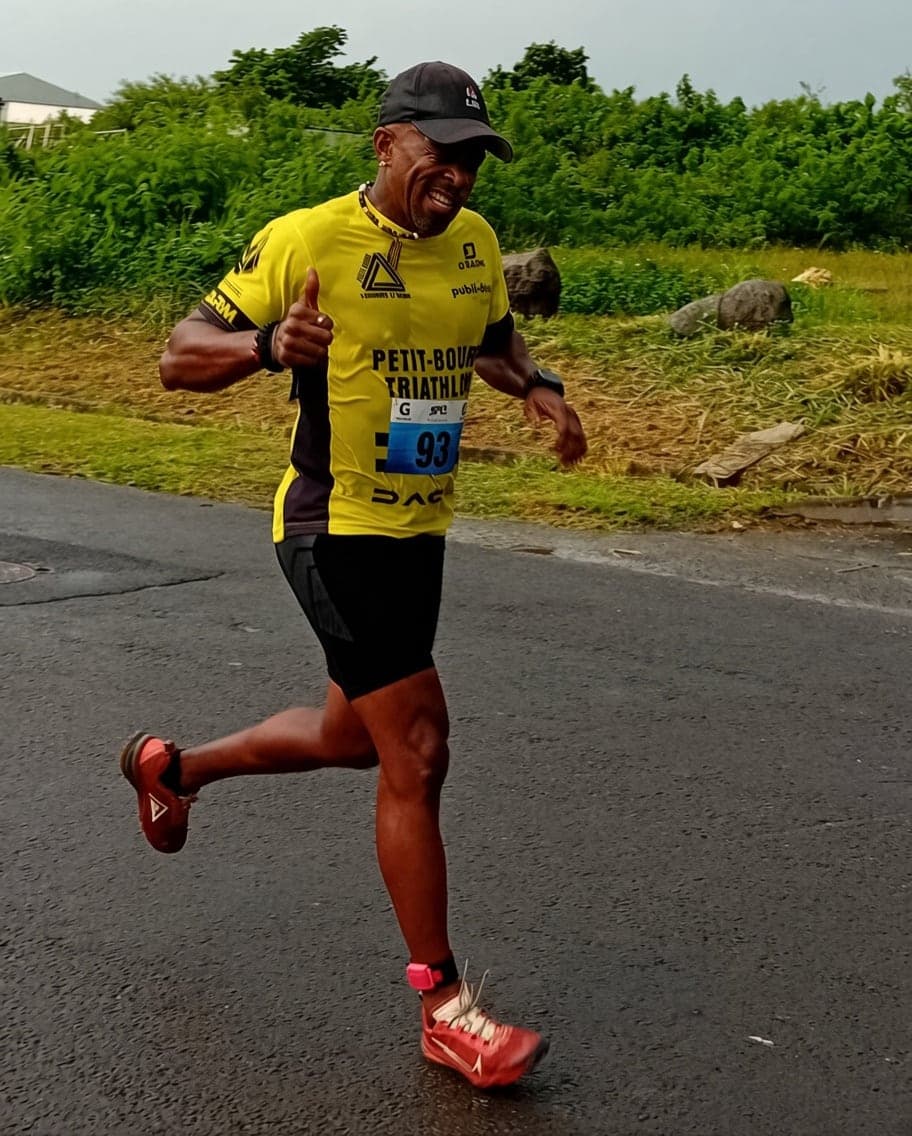 Laurent LABECA en course, dossard 93, au triathlon de Petit-Bourg