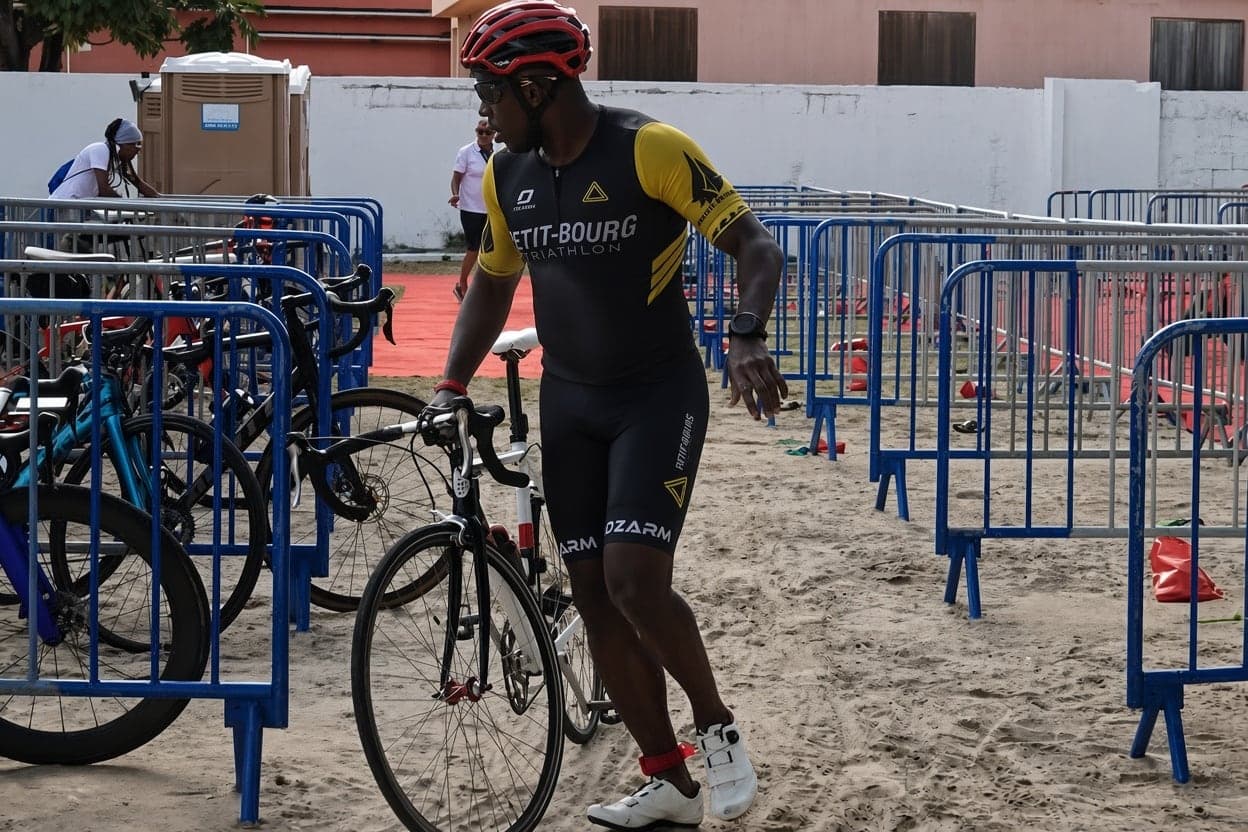 Laurent LABECA dans le parc à vélos du triathlon de Petit-Bourg