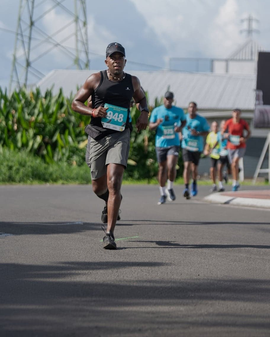 Laurent LABECA en tête d’une course de route en Guadeloupe, dossard 948