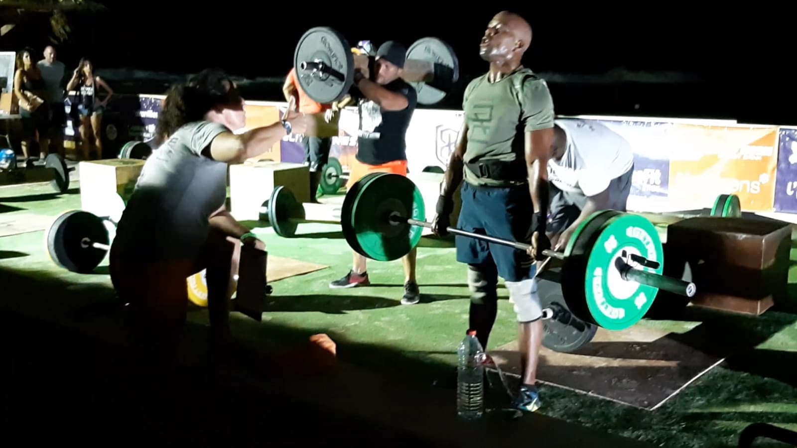Laurent LABECA pendant une épreuve de CrossFit nocturne en Guadeloupe