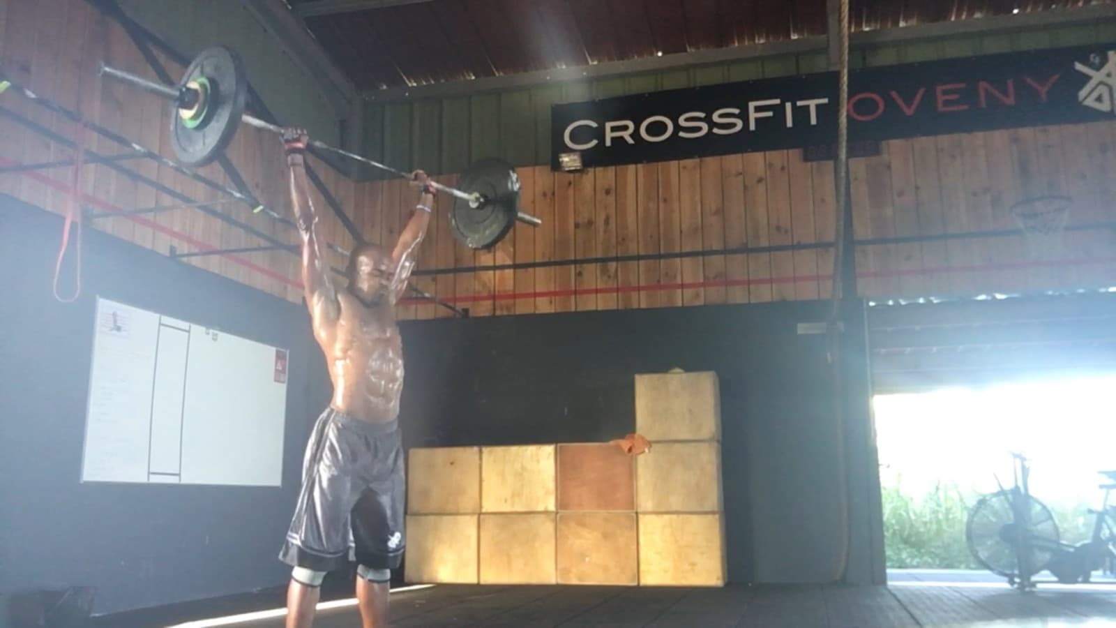 Laurent LABECA réalisant un mouvement d’haltérophilie à CrossFit Oveny