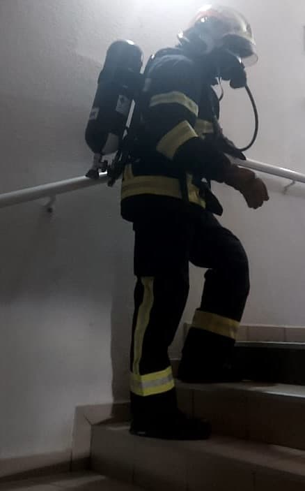 Laurent LABECA en tenue d’intervention de sapeur-pompier dans un escalier