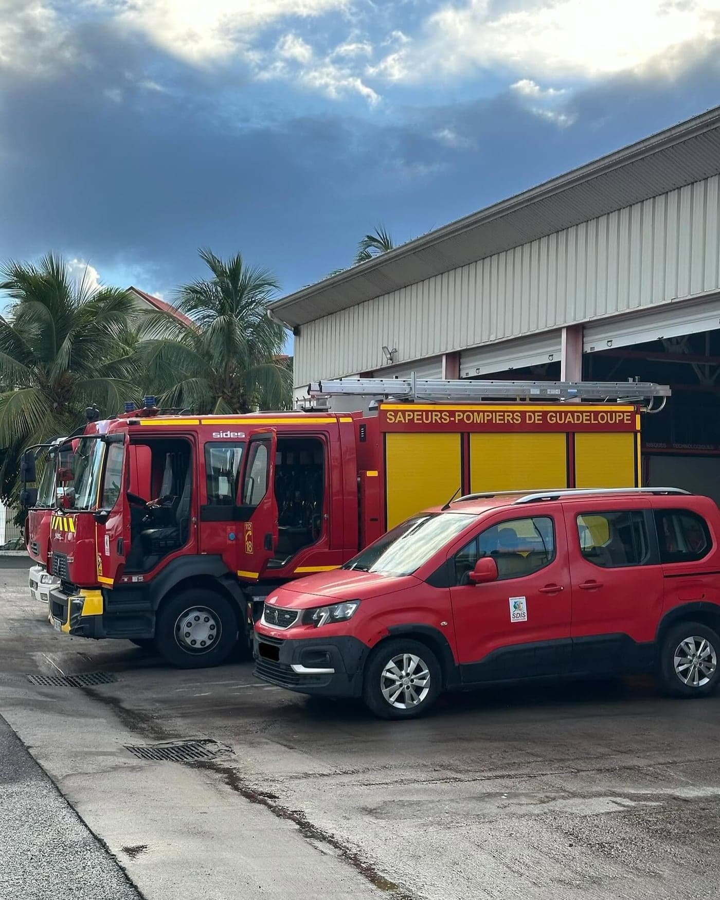 Véhicules des sapeurs-pompiers de Guadeloupe devant leur caserne