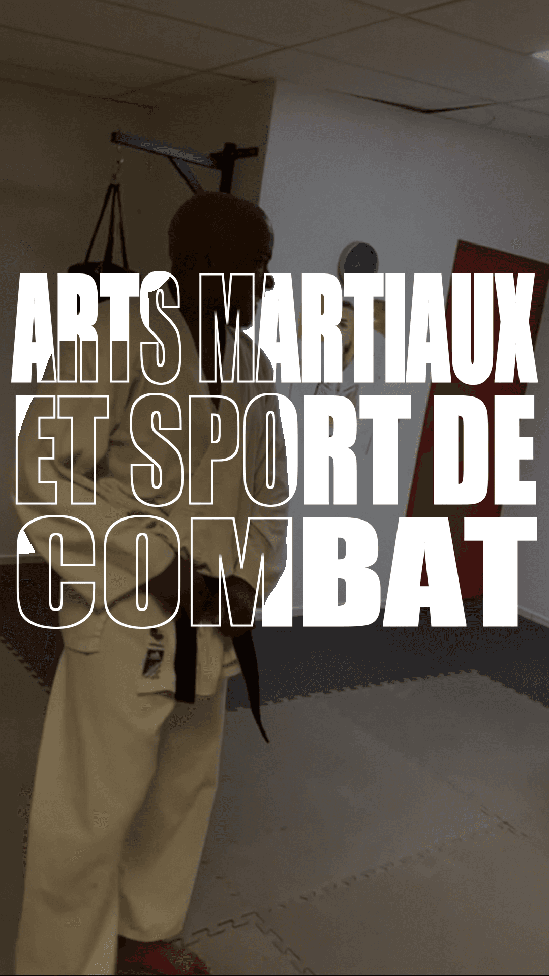 Laurent LABECA en kimono, ceinture noire, dans une salle d’arts martiaux et de sports de combat