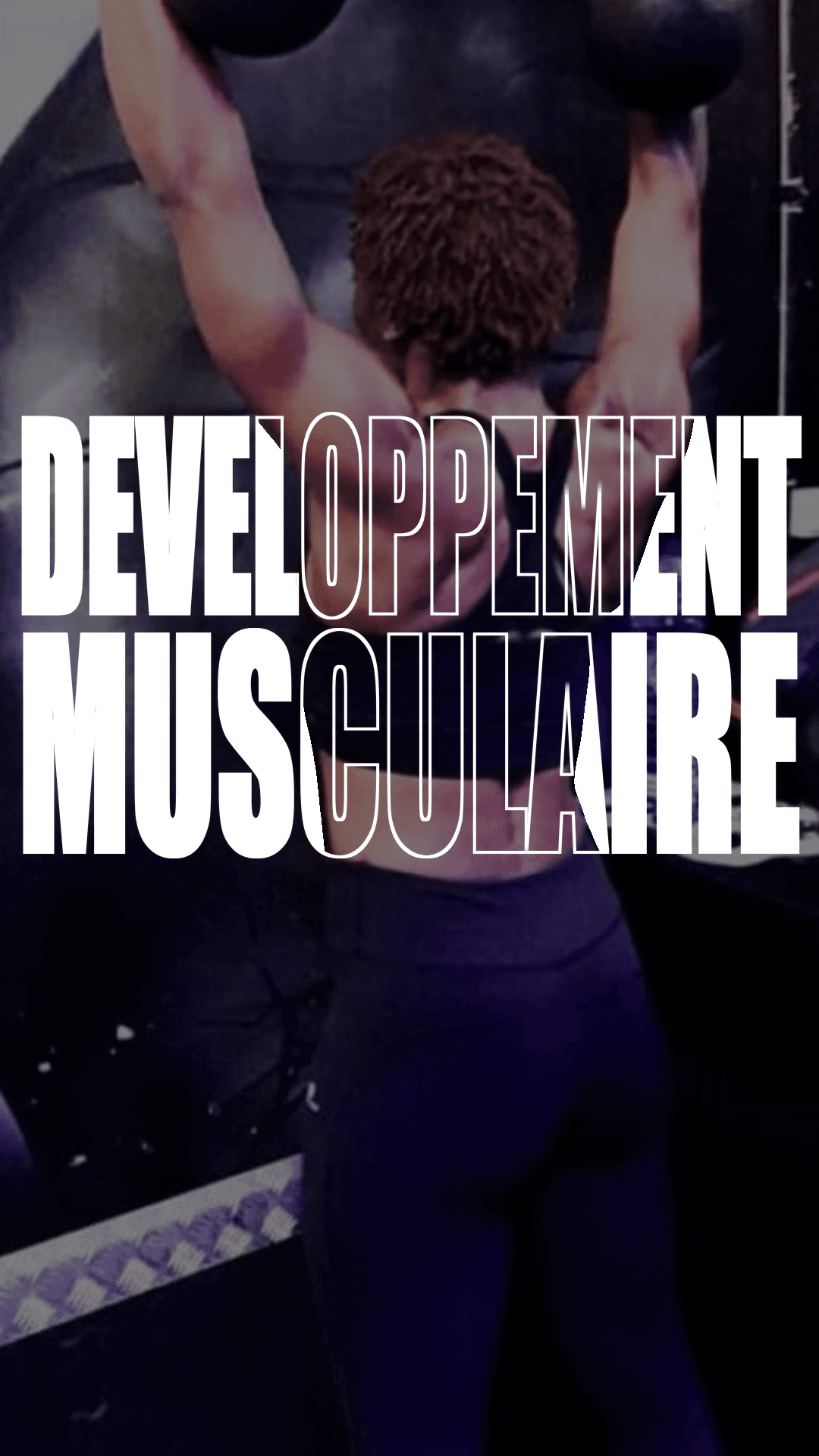 Développement musculaire : exercice avec haltères au-dessus de la tête, en salle