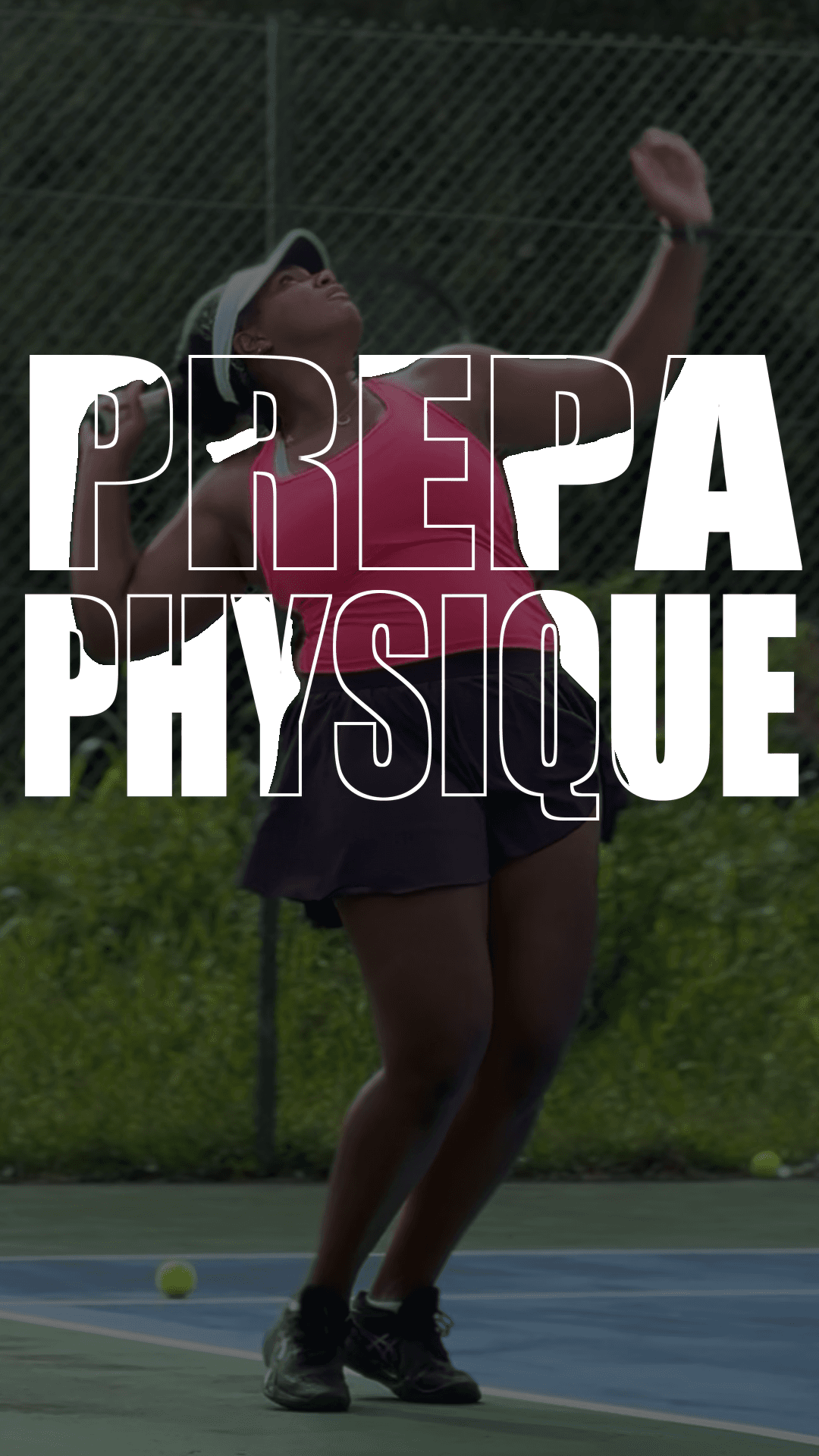 Préparation physique au tennis : service sur un court en Guadeloupe
