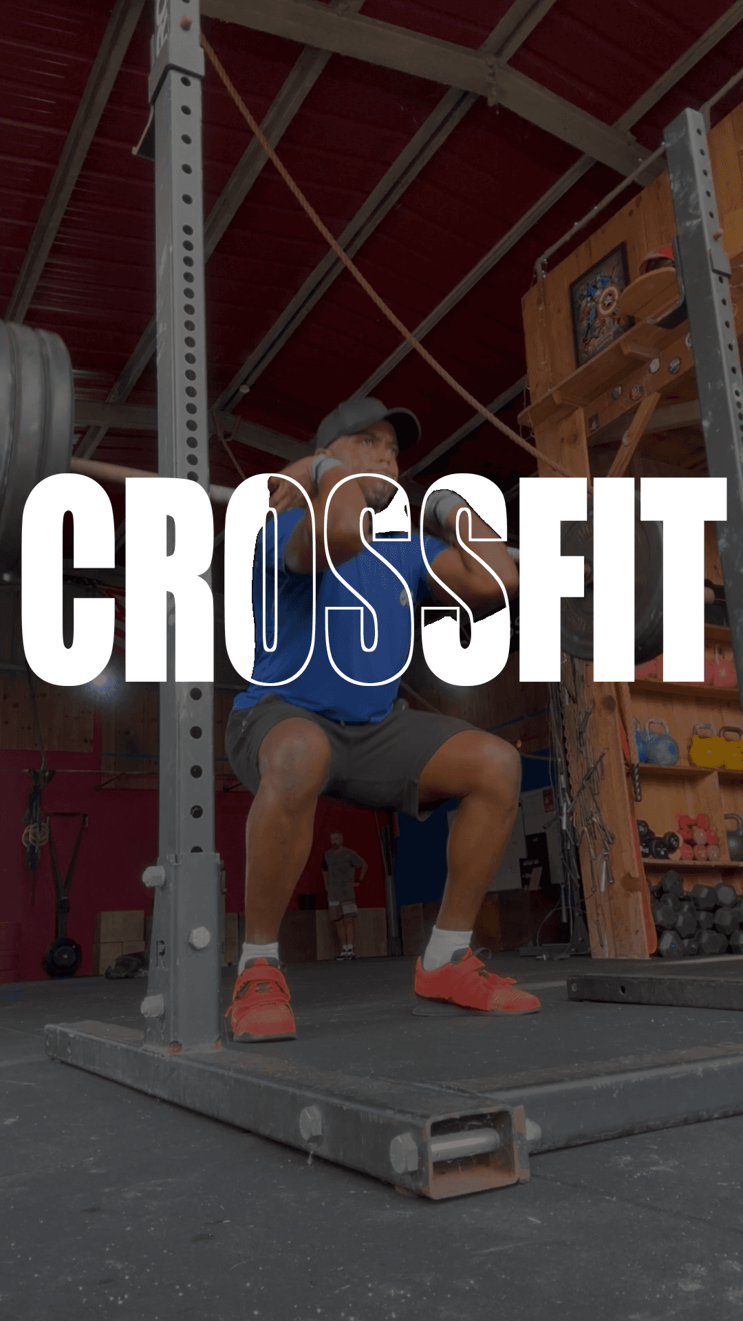 CrossFit : front squat à la barre dans un box d’entraînement